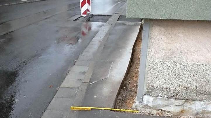 Udo Dreher hat nachgemessen: Fußgängern bleiben an der engsten Stelle nur knapp 50 Zentimeter, um sich zwischen dem Haus und der Fahrbahn durchzuquetschen.