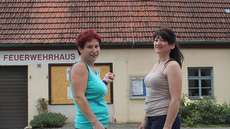 Manuela Senger (links) und Marion Günther-Lunkenbein vor dem frisch gestrichenen Turm des Feuerwehrhauses.