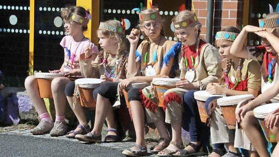 Die Teilnehmer des Projekts warten darauf, ihren Mitschülern die Trommeln vorzuführen. Foto: Judith Rziha
