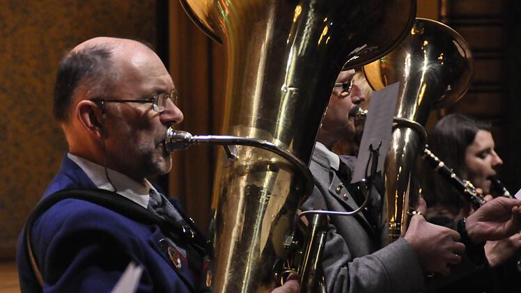 Wenn die sieben Rhöner Straßenmusikanten sich ins Zeug legen, geht die Post auf dem Tanzboden ab. Foto: Peter Klopf