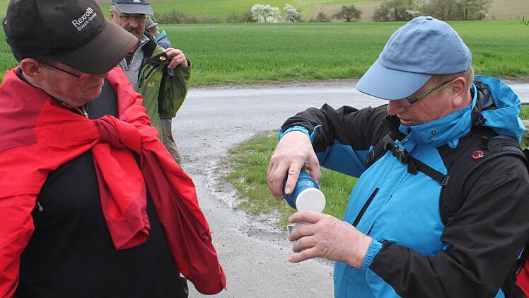 Leserwanderung der Saale-Zeitung auf den Sodenberg am 16. April. Pause ... Foto: Paul Ziegler