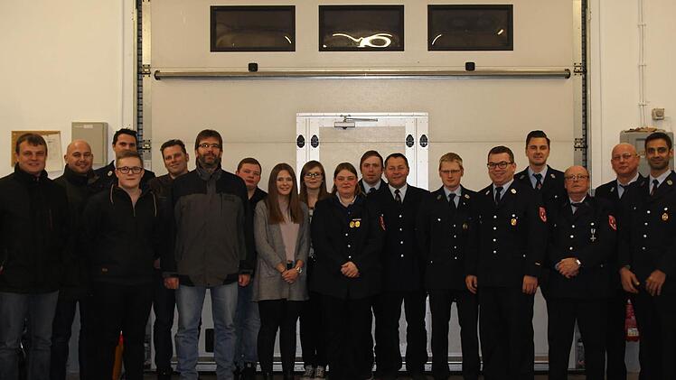 Generationenwechsel beim Feuerwehrverein Weisbrunn. Unser Bild zeigt die neue und die scheidende Vorstandschaft (von links): den bisherigen Vorsitzenden Stefan Macht, bisherigen Beisitzer Josef Macht und den bisherigen zweiten Vorsitzenden Erwin Benkert zusammen mit den bestätigten Kommadanten und der neuen Vereinsvorstandschaft. Fotos: Sabine Weinbeer