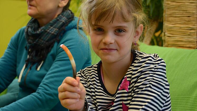 Nora ist erstaunt über den langen Biberzahn. Foto: Elisabeth Assmann