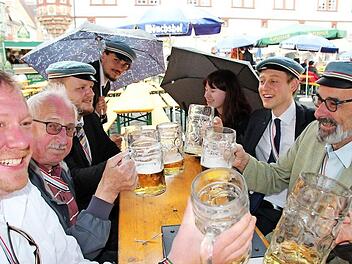 Sie trotzten dem Regen: Eine Abordnung der Landsmannschaft Saxo-Suevia Erlangen, der auch der Coburger Lutz Langenstein (rechts) angehört. Foto: Oliver Schmidt