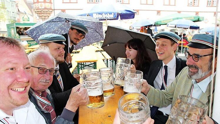 Sie trotzten dem Regen: Eine Abordnung der Landsmannschaft Saxo-Suevia Erlangen, der auch der Coburger Lutz Langenstein (rechts) angehört. Foto: Oliver Schmidt