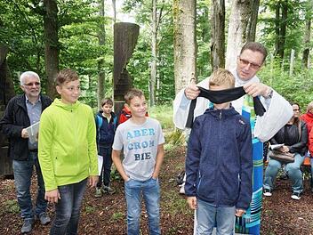 Jede Person ist unverwechselbar und einmalig, das stellte Diakon Wolfgang Dömling bei einem Experiment in dem Wortgottesdienst anlässlich zehn Jahre Franziskusweg unter Beweis. Foto: Marion Eckert