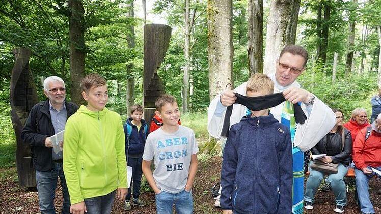 Jede Person ist unverwechselbar und einmalig, das stellte Diakon Wolfgang Dömling bei einem Experiment in dem Wortgottesdienst anlässlich zehn Jahre Franziskusweg unter Beweis. Foto: Marion Eckert
