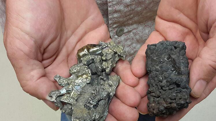 Bis heute sind Spuren des großen Stadtbrandes im Original erhalten. Die Hitze des verheerenden Feuers im Jahr 1876 brachte sogar dicke Zimmermannsnägel (rechts im Bild) und massive Glockenteile (links) zum Schmelzen. Foto: Rolf Pralle