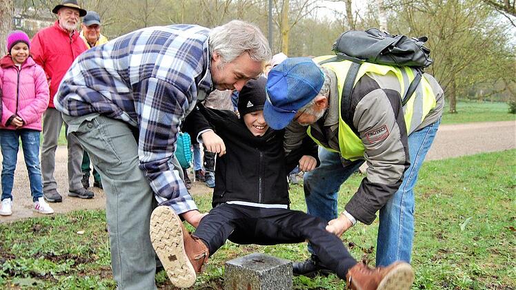 Enrico hatte sichtlich Spaß am Stauchen auf den Grenzstein. Sigismund v. Dobschütz