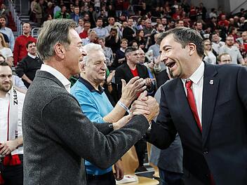 Aufsichtsratsvorsitzender Michael Stoschek (l.) und Trainer Luca Banchi feiern den Euroleague-Heimsieg gegen Anadolu Efes Istanbul. Im Hintergrund klatscht Präsident Norbert Sieben Beifall. Wird es derartige Szenen auch in der neuen Saison geben? Foto: Daniel Löb