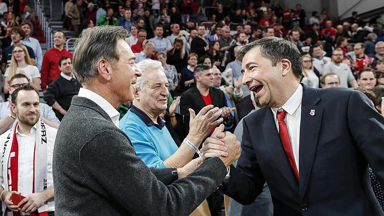 Aufsichtsratsvorsitzender Michael Stoschek (l.) und Trainer Luca Banchi feiern den Euroleague-Heimsieg gegen Anadolu Efes Istanbul. Im Hintergrund klatscht Präsident Norbert Sieben Beifall. Wird es derartige Szenen auch in der neuen Saison geben? Foto: Daniel Löb