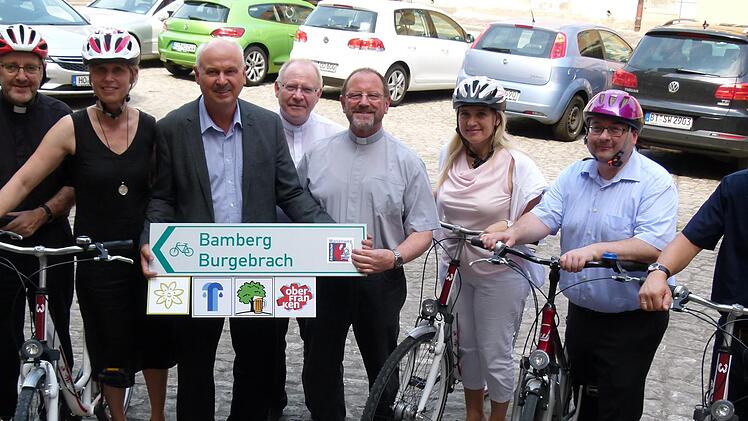 Radeln statt Autofahren: Die Kooperationspartner des neuen Marienweges machten es symbolisch für ein Foto vor.