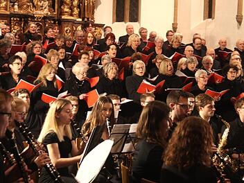 Die Sänger und Musiker harmonierten unter der Leitung von Andrea Kaschel hervorragend.    Foto: Richard Sänger