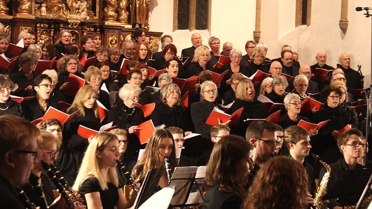 Die Sänger und Musiker harmonierten unter der Leitung von Andrea Kaschel hervorragend.    Foto: Richard Sänger