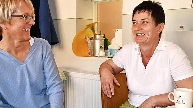 Elsbeth Oberhammer (links) und Karin Müller genießen den neuen, fair gehandelten Kaffee im Familientreff. Foto: Uschi Prawitz