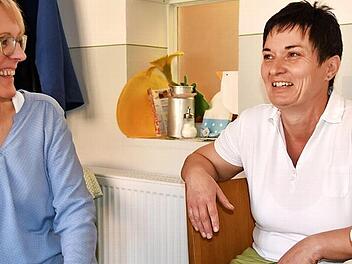 Elsbeth Oberhammer (links) und Karin M&uuml;ller genie&szlig;en den neuen, fair gehandelten Kaffee im Familientreff. Foto: Uschi Prawitz