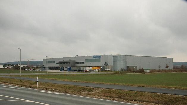 Die Logistikhalle von Systeam liegt n&ouml;rdlich von Ebensfeld. Foto: Matthias Einwag
