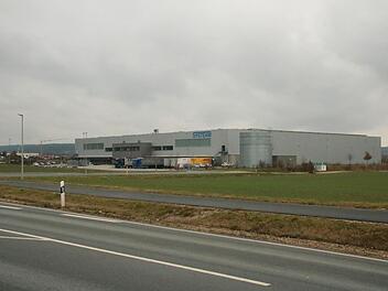 Die Logistikhalle von Systeam liegt nördlich von Ebensfeld. Foto: Matthias Einwag