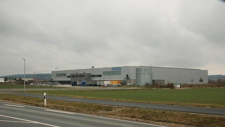 Die Logistikhalle von Systeam liegt nördlich von Ebensfeld. Foto: Matthias Einwag