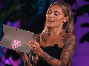 Moderatorin Sophia Thomalla pr&auml;sentiert kompromittierendes Videomaterial.