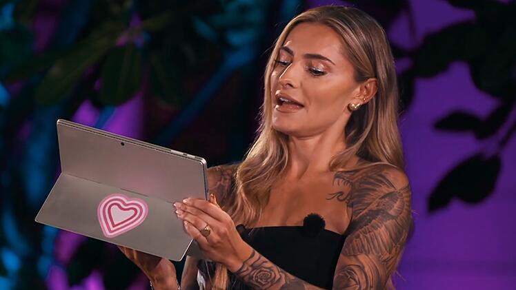 Moderatorin Sophia Thomalla präsentiert kompromittierendes Videomaterial.