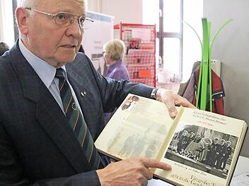 Ulrich Feldmann zeigt in seinem Fotoalbum ein Foto von der Trauerfeier Konrad Adenauers. Als junger Oberleutnant hatte er die militärische Begleitung des Trauerzuges geleitet. Fotos: Gerd Schaar