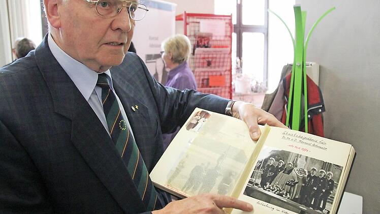 Ulrich Feldmann zeigt in seinem Fotoalbum ein Foto von der Trauerfeier Konrad Adenauers. Als junger Oberleutnant hatte er die militärische Begleitung des Trauerzuges geleitet. Fotos: Gerd Schaar