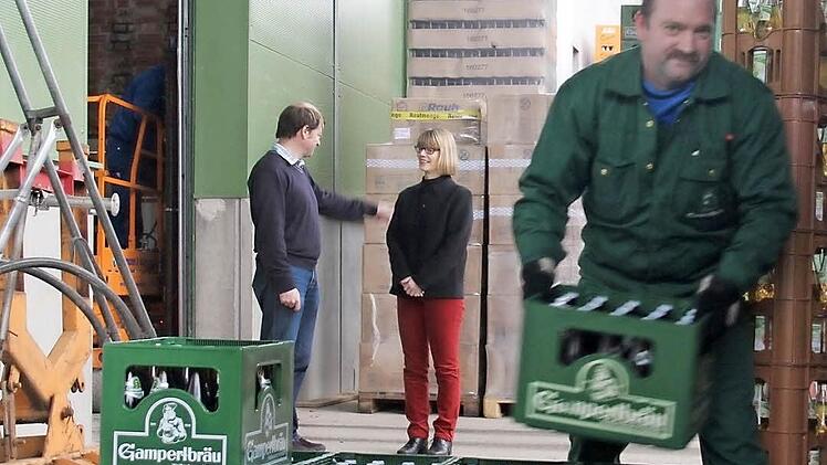 Verkaufsfahrer Dieter Spindler verlädt vor der neuen Halle Bierkästen in sein Fahrzeug.