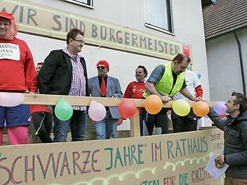 Die "Roten" prophezeien das Ende von "gefühlten 40 schwarzen Jahren" im Lichtenfelser Rathaus. Mit rötlich eingefärbtem Haar oder Perücke stellen sie sich hinter ihren Kandidaten Andreas Hügerich (rechts). Der Mistelfelder freut sich über die Idee. Fotos: Ramona Popp