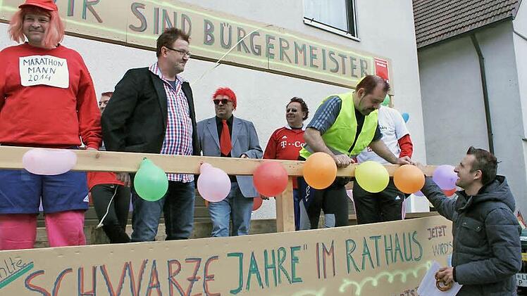 Die "Roten" prophezeien das Ende von "gefühlten 40 schwarzen Jahren" im Lichtenfelser Rathaus. Mit rötlich eingefärbtem Haar oder Perücke stellen sie sich hinter ihren Kandidaten Andreas Hügerich (rechts). Der Mistelfelder freut sich über die Idee. Fotos: Ramona Popp