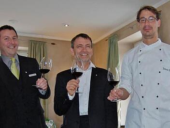 Gastronom Hermann Laudensack (57, Mitte) mit Restaurantchef und Sommelier Thomas Hüttl (34, links) sowie Küchenchef Frederik Desch (39) stoßen auf ihren Michelin-Stern an.  Foto: Sigismund von Dobschütz