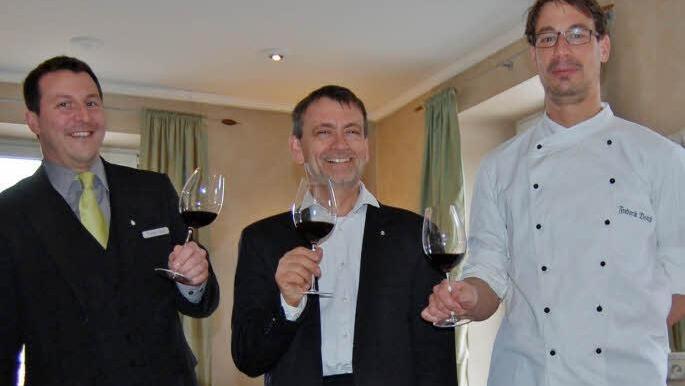 Gastronom Hermann Laudensack (57, Mitte) mit Restaurantchef und Sommelier Thomas Hüttl (34, links) sowie Küchenchef Frederik Desch (39) stoßen auf ihren Michelin-Stern an.  Foto: Sigismund von Dobschütz