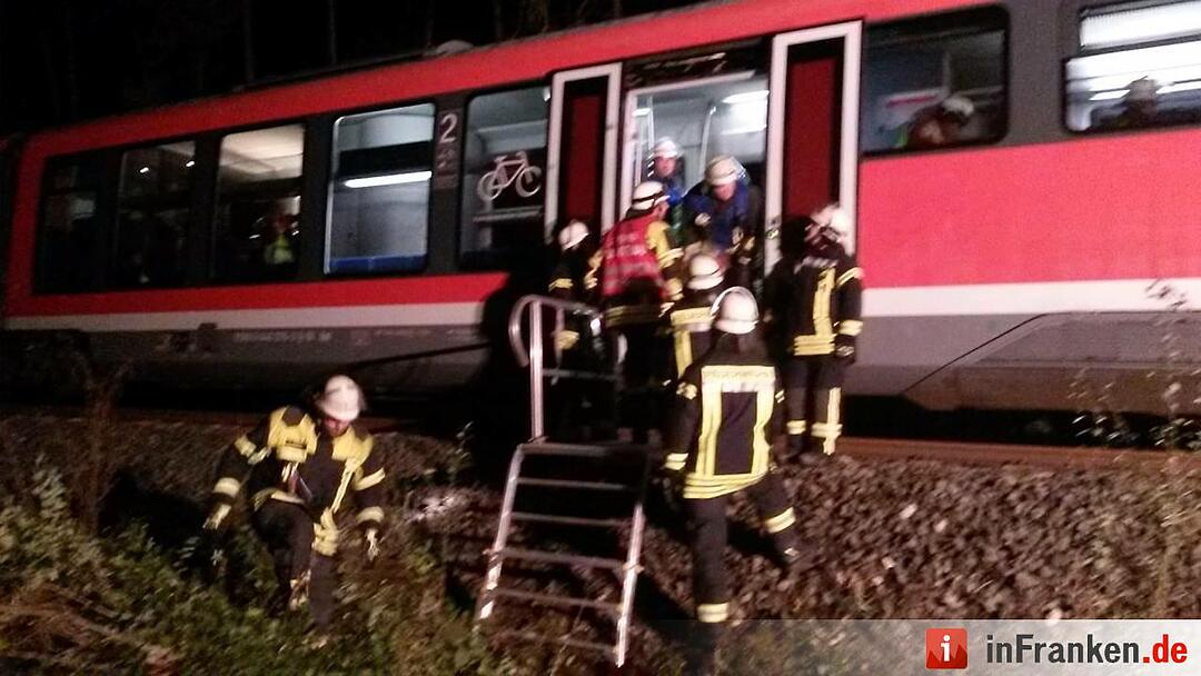 Großübung, Feuerwehr, BRK, THW - Zugunfall bei Petersaurach