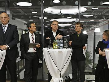Diskutieren im Verlagshaus der Mediengruppe Oberfranken angeregt zum Thema Flüchtlinge und Asyl (von links): Udo Skrzypczak, Heribert Trunk, Frank Förtsch, Andreas Starke, Michael Wehner, Kiki Laaser, und David Bendels.  Fotos: Matthias Hoch