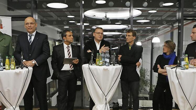 Diskutieren im Verlagshaus der Mediengruppe Oberfranken angeregt zum Thema Flüchtlinge und Asyl (von links): Udo Skrzypczak, Heribert Trunk, Frank Förtsch, Andreas Starke, Michael Wehner, Kiki Laaser, und David Bendels.  Fotos: Matthias Hoch