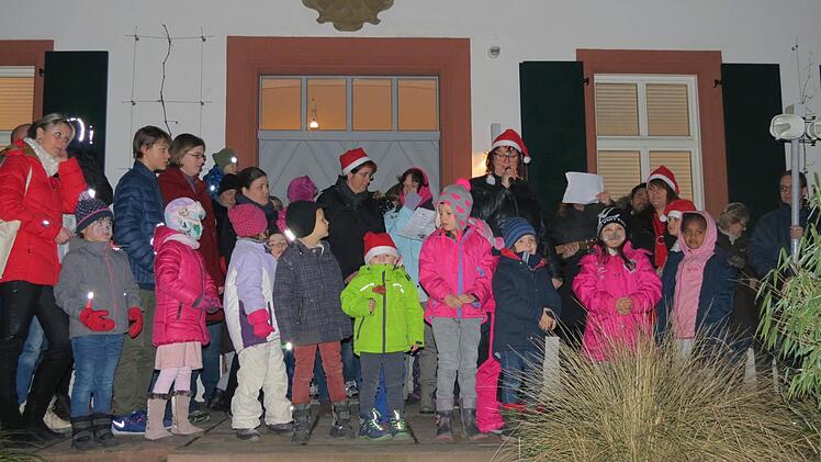 Eröffnung des Weihnachtsmarktes durch die Kinder des örtlichen Kindergartens. Foto: Doris Bauer