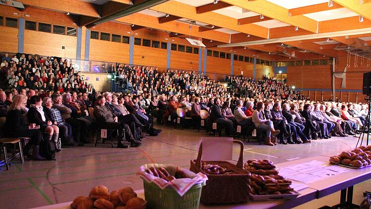 Die Aischtalhalle war vollbesetzt. Foto: Andreas Dorsch