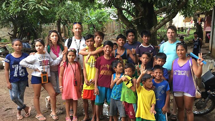 Dezember 2016: Petra Hagenauer und Achim Knöchel besuchen philippinische Jugendliche, die von der Marktbreiter Initiative profitieren. Foto: privat