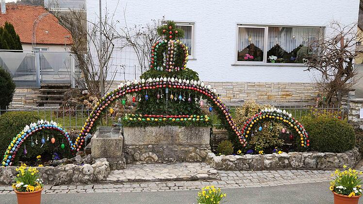 Der Osterbrunnen in Leutenbach Foto:   Franz Galster