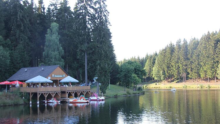 Der Ölschnitzsee mit der urigen Holzhütte. Foto: Andreas Schmitt