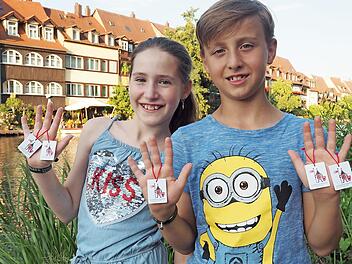 Das Taschengeld aufbessern kann man mit dem Verkauf der Festabzeichen. Foto: p