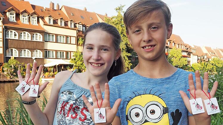 Das Taschengeld aufbessern kann man mit dem Verkauf der Festabzeichen. Foto: p