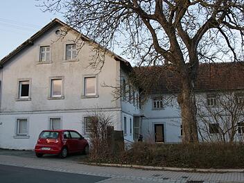 Die Tages des Anwesens an der Mühlleite 7 sind gezählt. Der Gemeinderat beschloss am Montag den Abriss. Was mit dem Grundstück geschehen soll, ist offen: Das zunächst für eine öffentliche Grünfläche gedachte Gelände könnte auch als kleines Neubaugebiet dienen.Klaus Klaschka