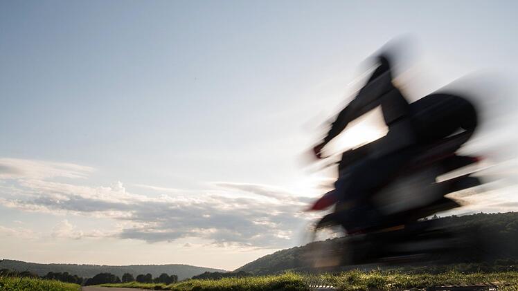 T&ouml;dlich verletzt worden ist ein 54 Jahre alter Motorradfahrer bei einem Unfall am Samstag nahe Wei&szlig;enburg in Mittelfranken. Foto: Sebastian Gollnow/dpa