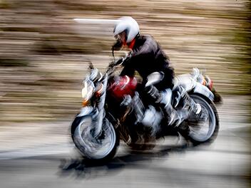 Auch wenn es in der aktuellen Situation verlockend sein mag - Motorradfahren als Freizeitspaß ist in Zeiten von Corona nicht angebracht. Foto: Peter Steffen/dpa