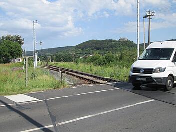 Am Bahnübergang von Elfershausen nach Trimberg installiert die Bahn AG zwei neue Straßenlampen zur Sicherheit von Radlern und Fußgängern.    Foto: Winfried Ehling