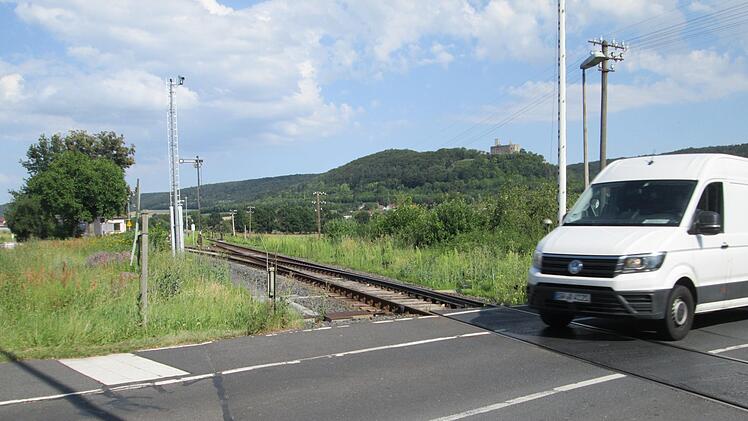 Am Bahnübergang von Elfershausen nach Trimberg installiert die Bahn AG zwei neue Straßenlampen zur Sicherheit von Radlern und Fußgängern.    Foto: Winfried Ehling
