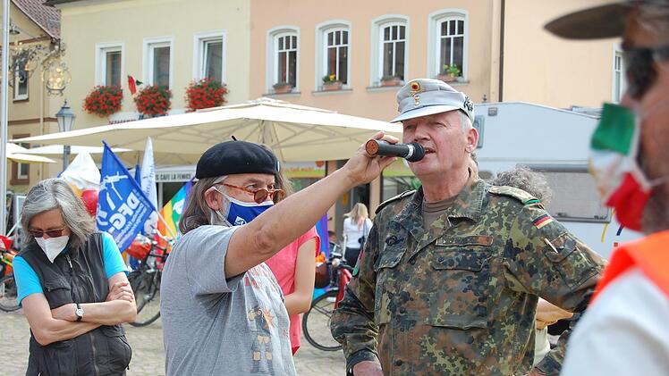 Weil das Mikrofon ab und zu streikte, ging Bernhard Kusche Brigadegeneral Matz zur Hand.