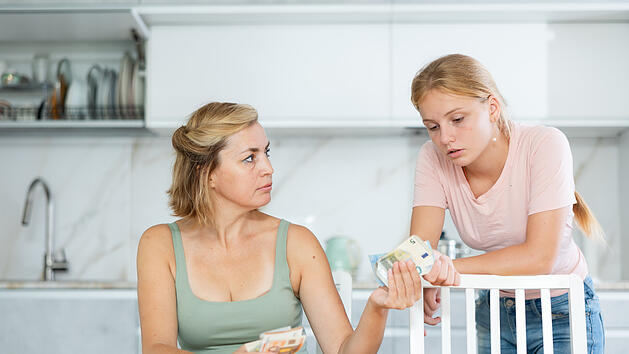 Mutter, Tochter, Geld, Taschengeld, Unterhalt
