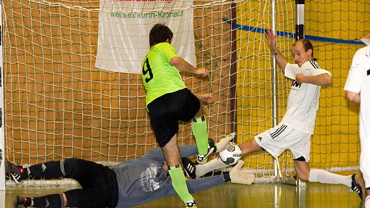 Vor den kleineren Handball-Toren ging es zum Teil heiß zur Sache. Hier eine Szene aus dem Spiel um Platz 3 zwischen dem SV Friesen und dem FC Burgkunstadt, das die Friesener mit 2:0 für sich entschieden.